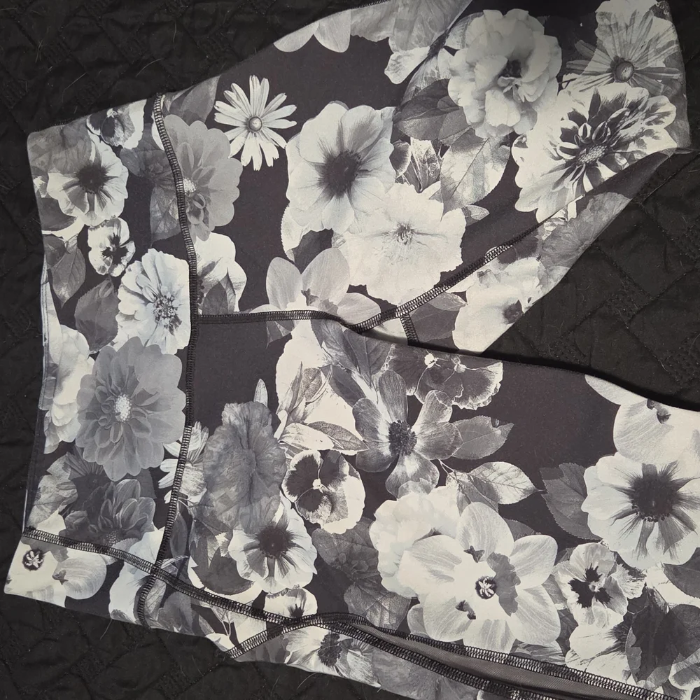 Old Navy Black and White Floral Leggings - Picture 1 of 2